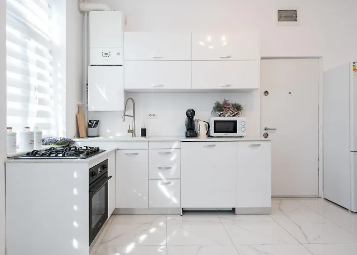 Avner 3* Бухарест